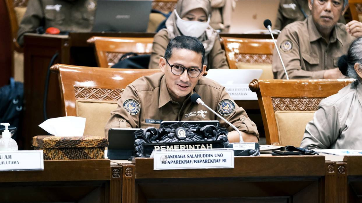 Menparekraf Sandiaga Uno memaparkan realisasi program dan anggaran Kemenparekraf/Baparekraf sepanjang tahun 2023 dalam rapat kerja dengan Komisi X DPR RI, Jakarta, Rabu (13/3/2024).