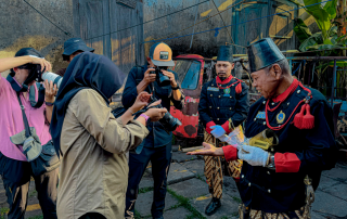 Peserta Templesir Indronesia sedang mengabadikan gambar