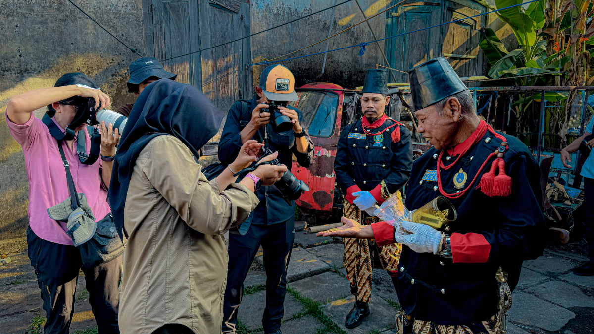 Peserta Templesir Indronesia sedang mengabadikan gambar