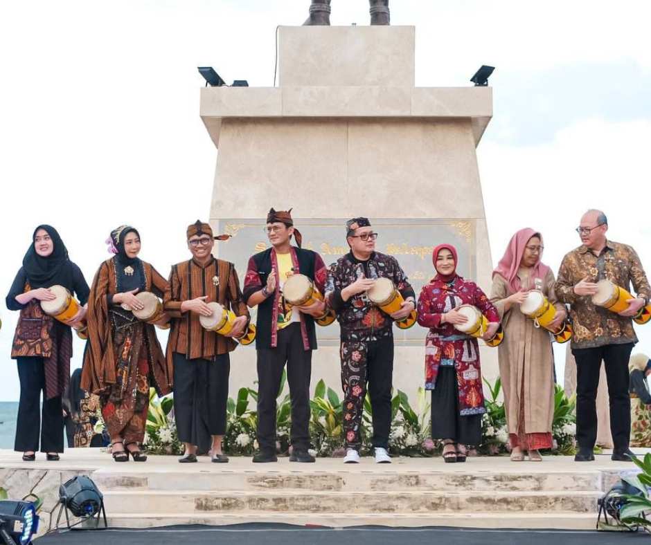 Illustrasi : Menparekraf Sandiaga Uno membuka "East Java Fashion Harmony" di Pantai Midodaren, Tulungagung, Jawa Timur, Sabtu (22/6/2024). (Sumber : Dokumentasi Kemenparekraf)